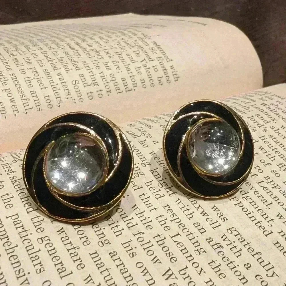 Vintage 80s earrings black with glass centre